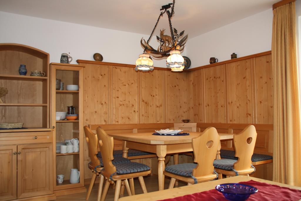 Gastehaus U Ferienwohnungen Veronika Incl Fruhstucksbuffet Und Konigscard Mit 200 Kostenlosen Attraktionen Unterammergau Room photo